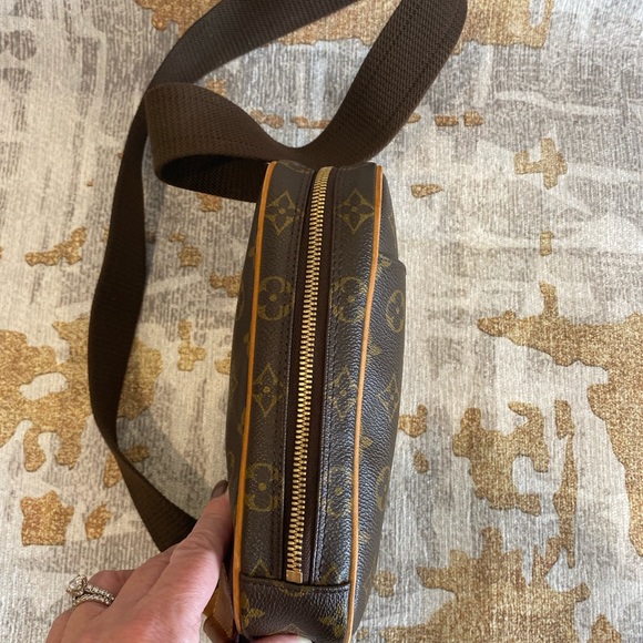 Louis Vuitton Monogram Pochette Gange - Picture 5 of 8